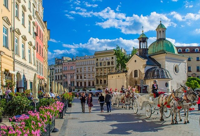 Wynajem busów – tani i szybki pomysł na zwiedzanie Krakowa i okolic